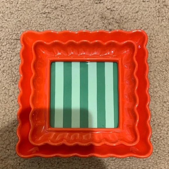 Meave scalloped stoneware picture frame in red 4x4 - Picture 1 of 1